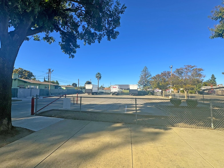 Prime Retail Corridor Opportunity portfolio of 3 properties for sale on LoopNet.co.uk - Building Photo - Image 3 of 8