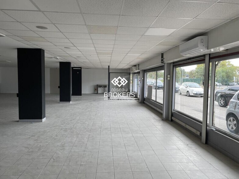 Retail in Marignane for sale - Interior Photo - Image 2 of 5