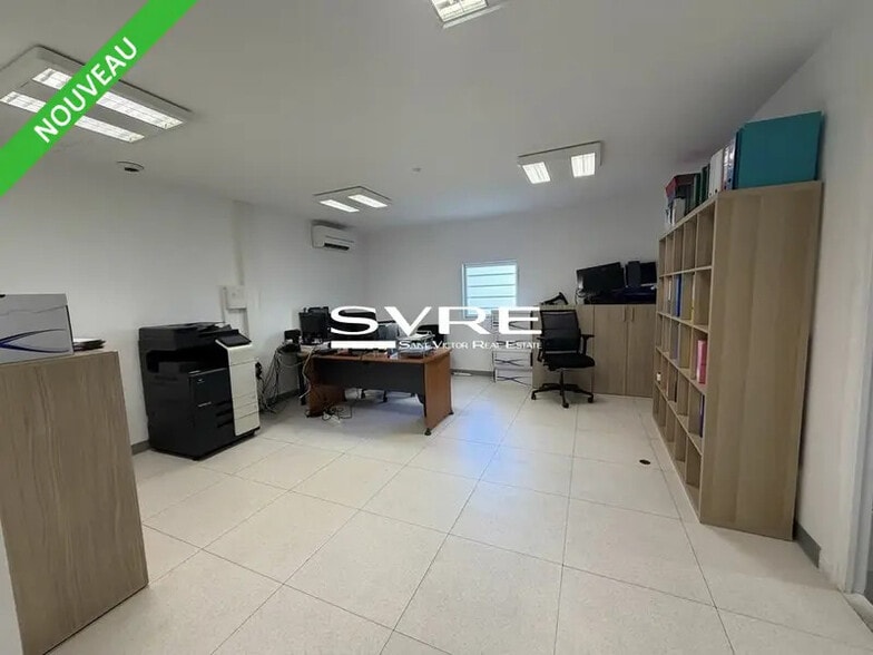 Light Industrial in Marseille to rent - Interior Photo - Image 3 of 6