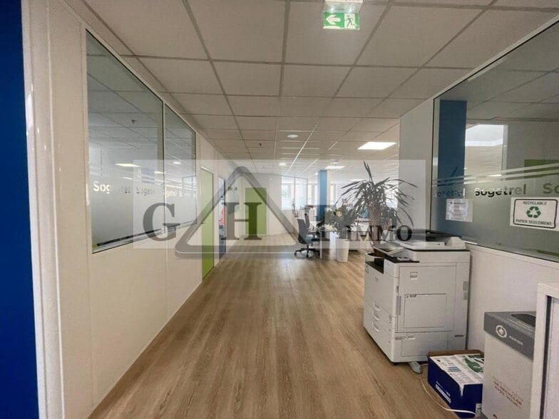 Industrial in Lognes to rent - Interior Photo - Image 2 of 17