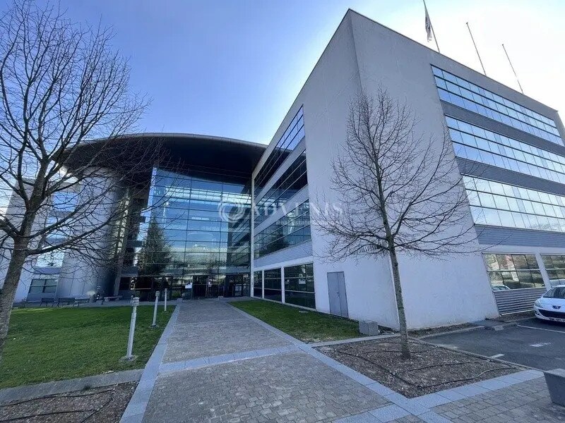 Light Industrial in Guyancourt to rent Building Photo- Image 1 of 5