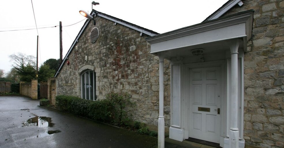 Crondall Rd, Farnham to rent - Building Photo - Image 2 of 5