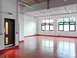 Ryan Dr, Brentford to rent Interior Photo- Image 2 of 3