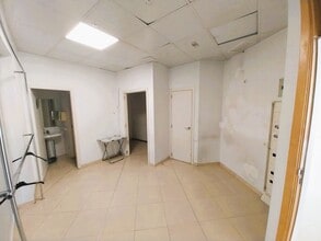 Retail in Madrid, Madrid to rent Interior Photo- Image 2 of 5