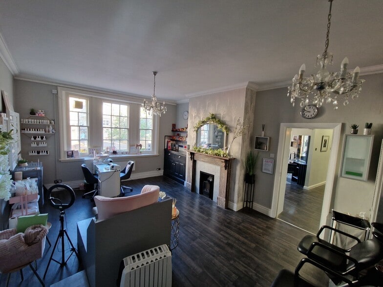 35 36 & 37 Market Place portfolio of 2 properties for sale on LoopNet.co.uk - Building Photo - Image 2 of 13