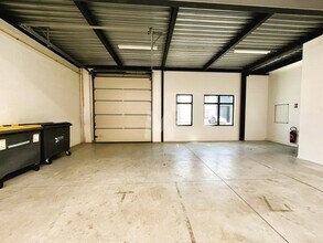 Light Industrial in Lieusaint to rent Interior Photo- Image 2 of 5