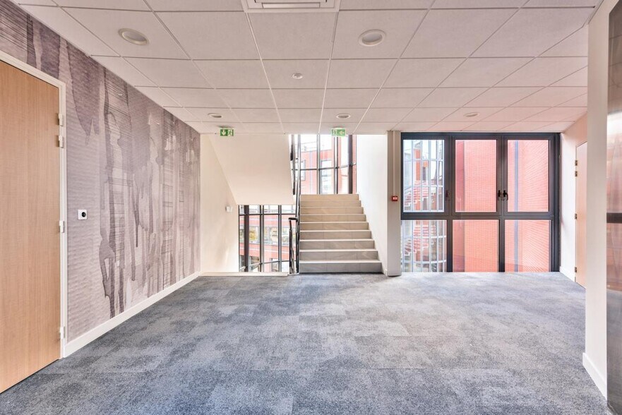 1 Rue James Joule, Guyancourt to rent - Lobby - Image 3 of 12