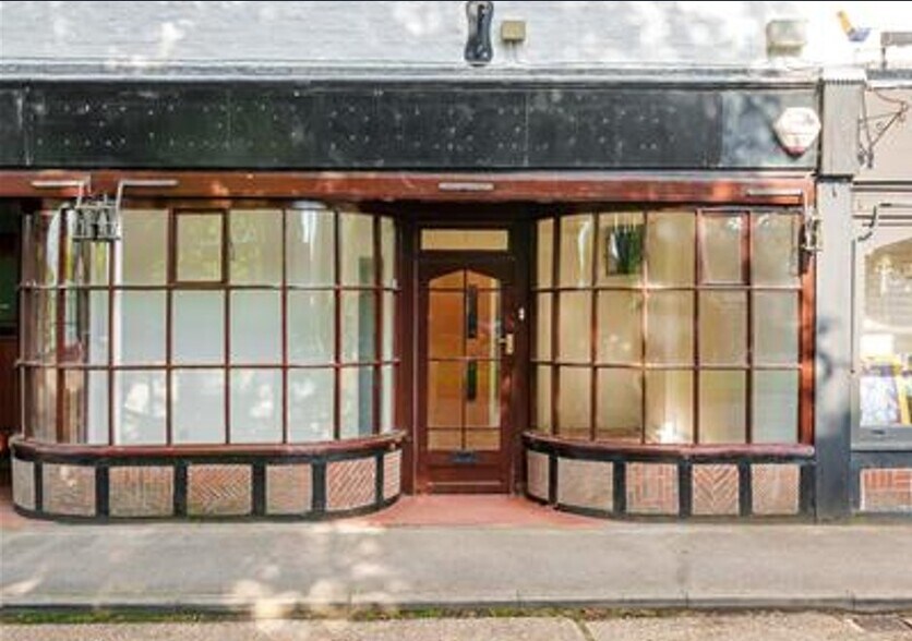 6 Bishopsmead Parade, East Horsley to rent - Primary Photo - Image 1 of 1