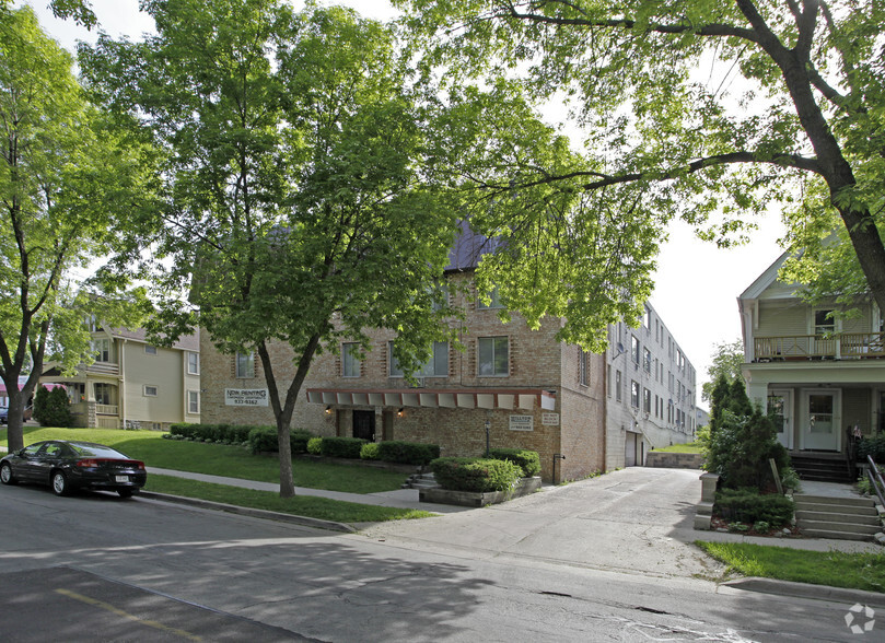 954 N 37th St, Milwaukee, WI for sale - Primary Photo - Image 1 of 1