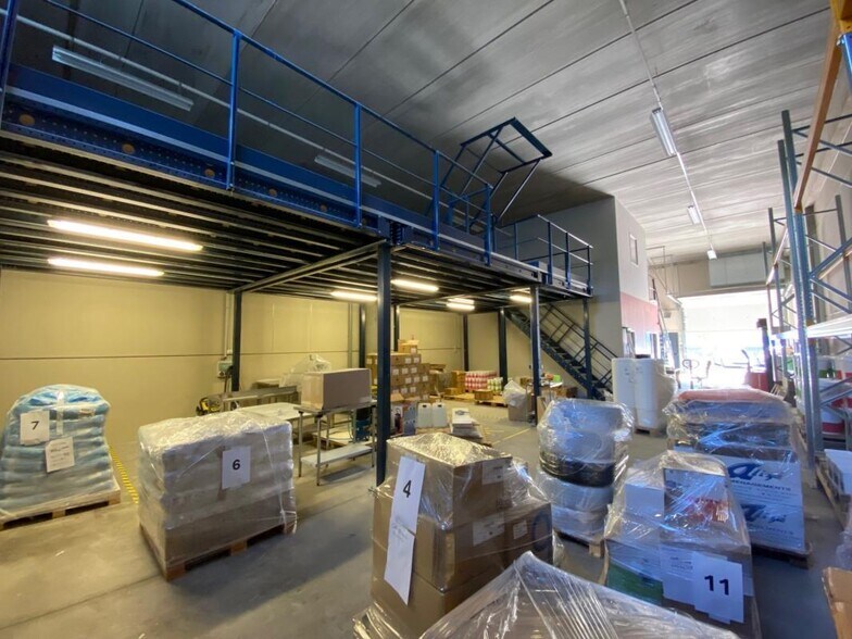 Light Industrial in Brignais to rent - Interior Photo - Image 2 of 7