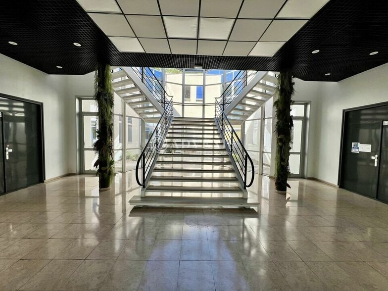 5 Allée Rosa Luxembourg, Eragny to rent - Interior Photo - Image 2 of 12