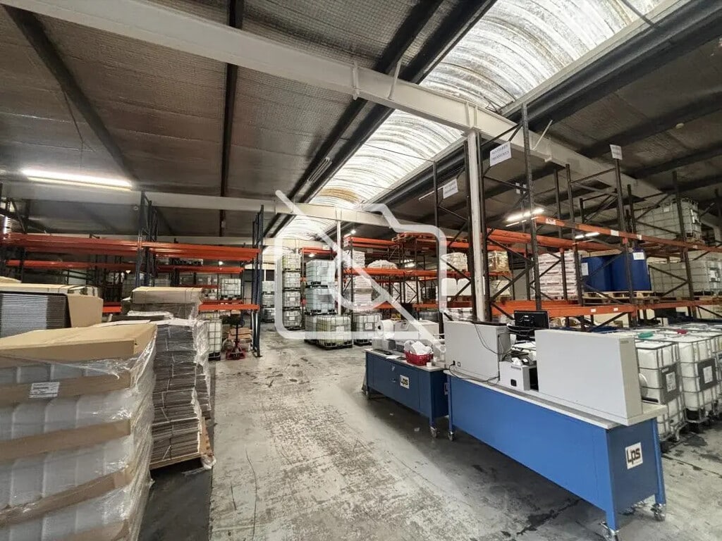 Vente Entrepôt 2 500 m² - Photo 1