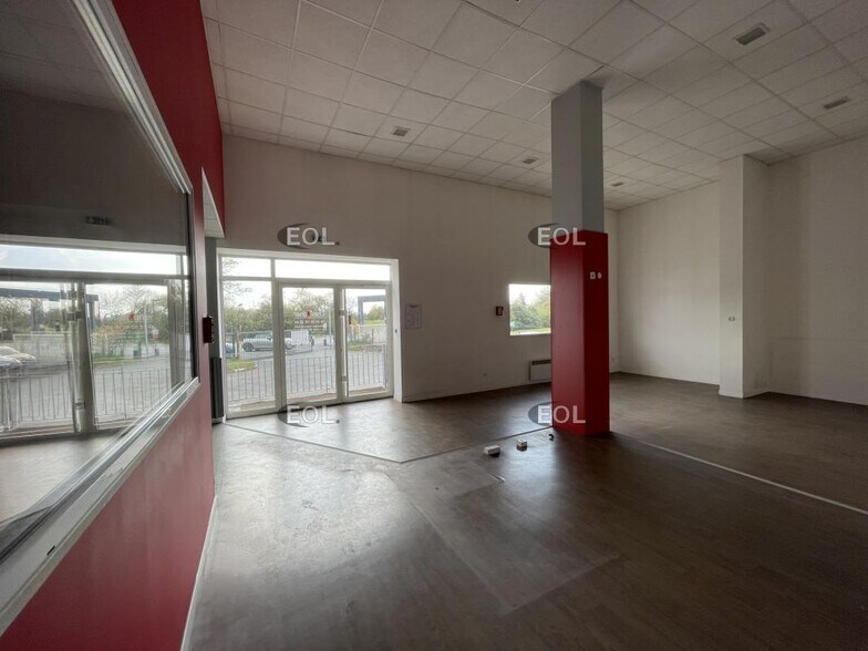 Light Industrial in Coignières to rent - Interior Photo - Image 3 of 4