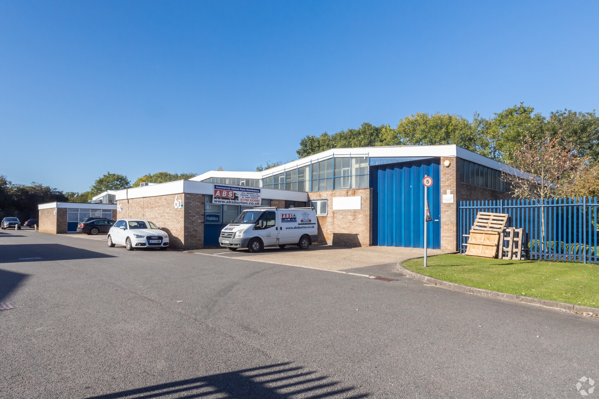 4-6 Consul Rd, Rugby to rent Primary Photo- Image 1 of 9
