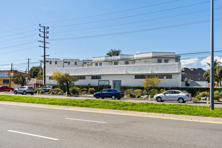 8607 Venice Blvd, Los Angeles, CA for sale - Building Photo - Image 1 of 1