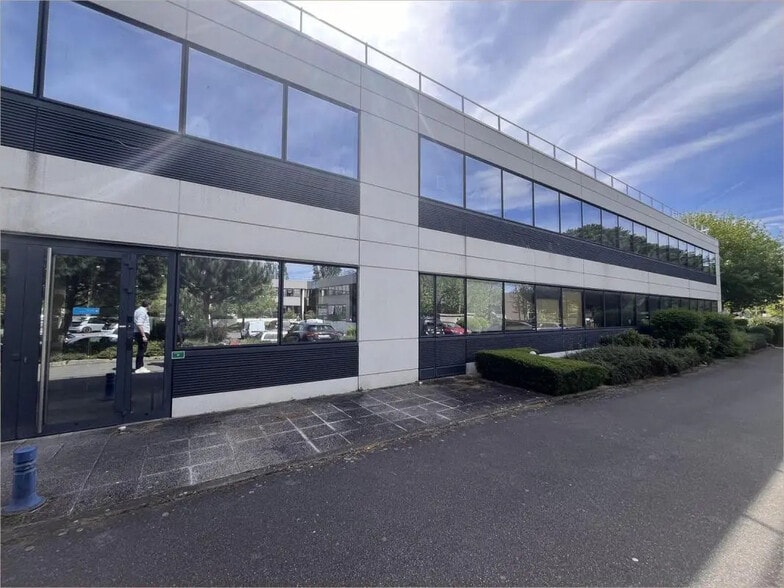 185 Rue Galilée, Labège to rent - Building Photo - Image 2 of 18