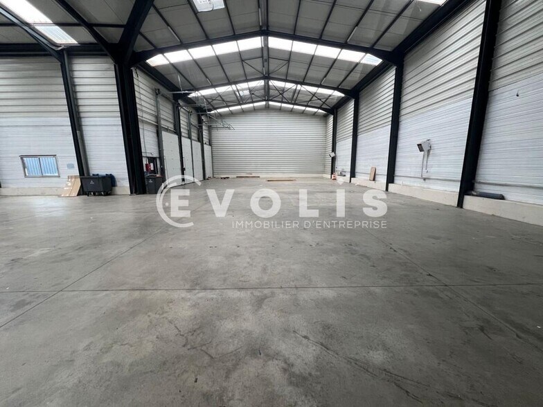 Light Industrial in Combs-la-Ville to rent - Building Photo - Image 1 of 9