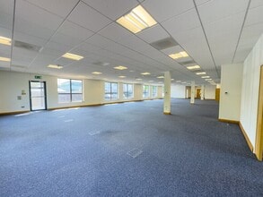 Oxford Rd, Gerrards Cross to rent Interior Photo- Image 2 of 2