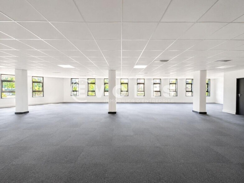 8 Rue Eugène Et Armand Peugeot, Rueil-Malmaison to rent - Interior Photo - Image 2 of 16