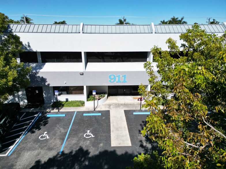 911 E Atlantic Blvd, Pompano Beach, FL for rent - Building Photo - Image 2 of 9