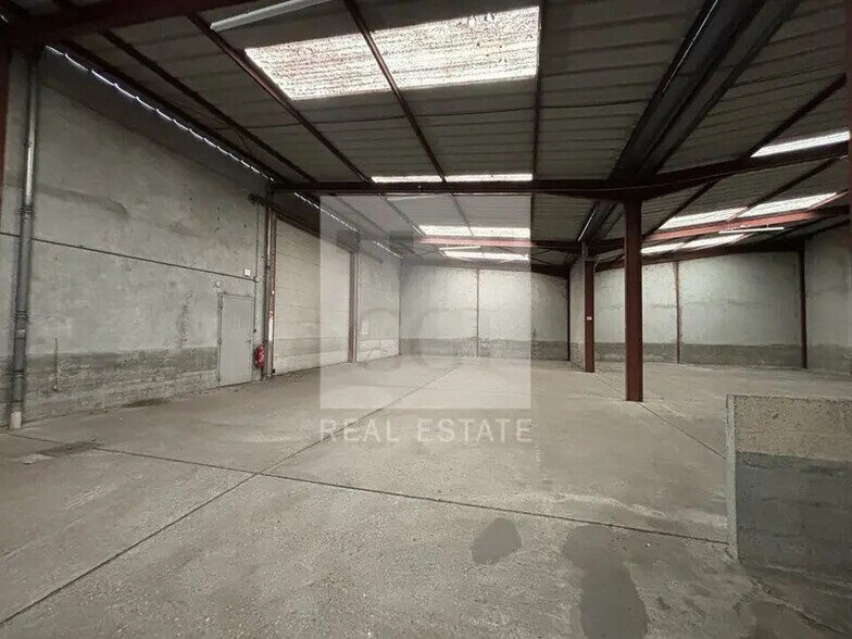 17 Avenue Des Catelines, Saint-Laurent-de-Mure to rent - Interior Photo - Image 2 of 12