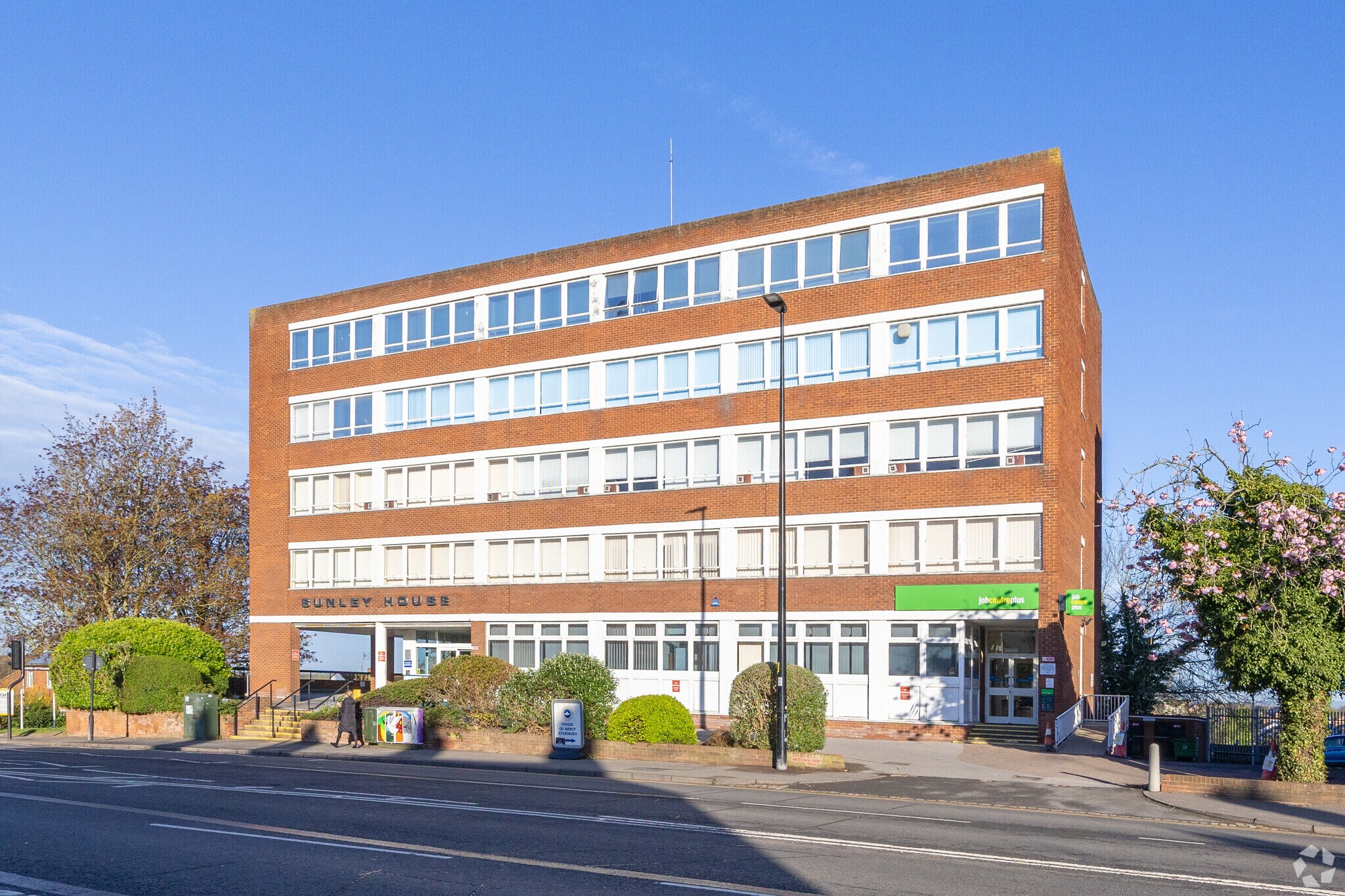Oxford Rd, Aylesbury to rent Primary Photo- Image 1 of 3