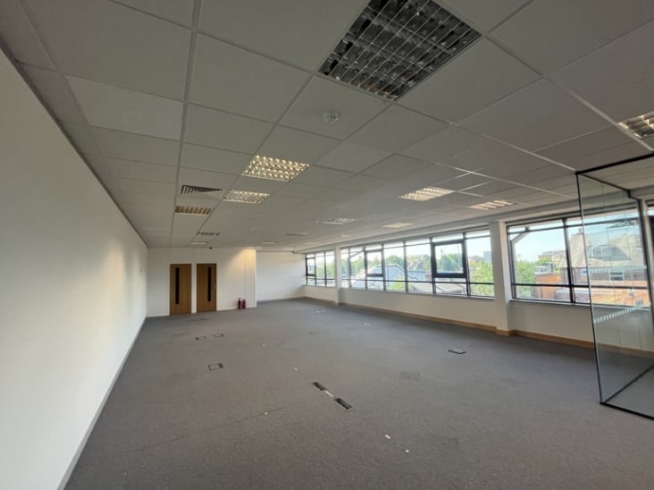 4 Beaconsfield Rd, St Albans to rent - Interior Photo - Image 3 of 5