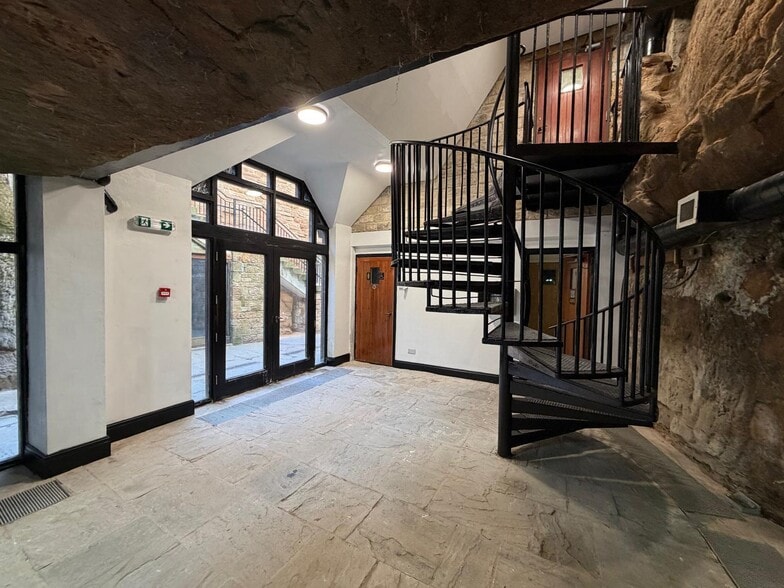 Church St, Mansfield to rent - Building Photo - Image 2 of 9