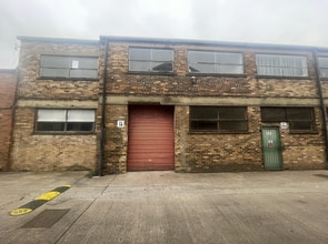 Whieldon Rd, Stoke On Trent to rent Building Photo- Image 1 of 4