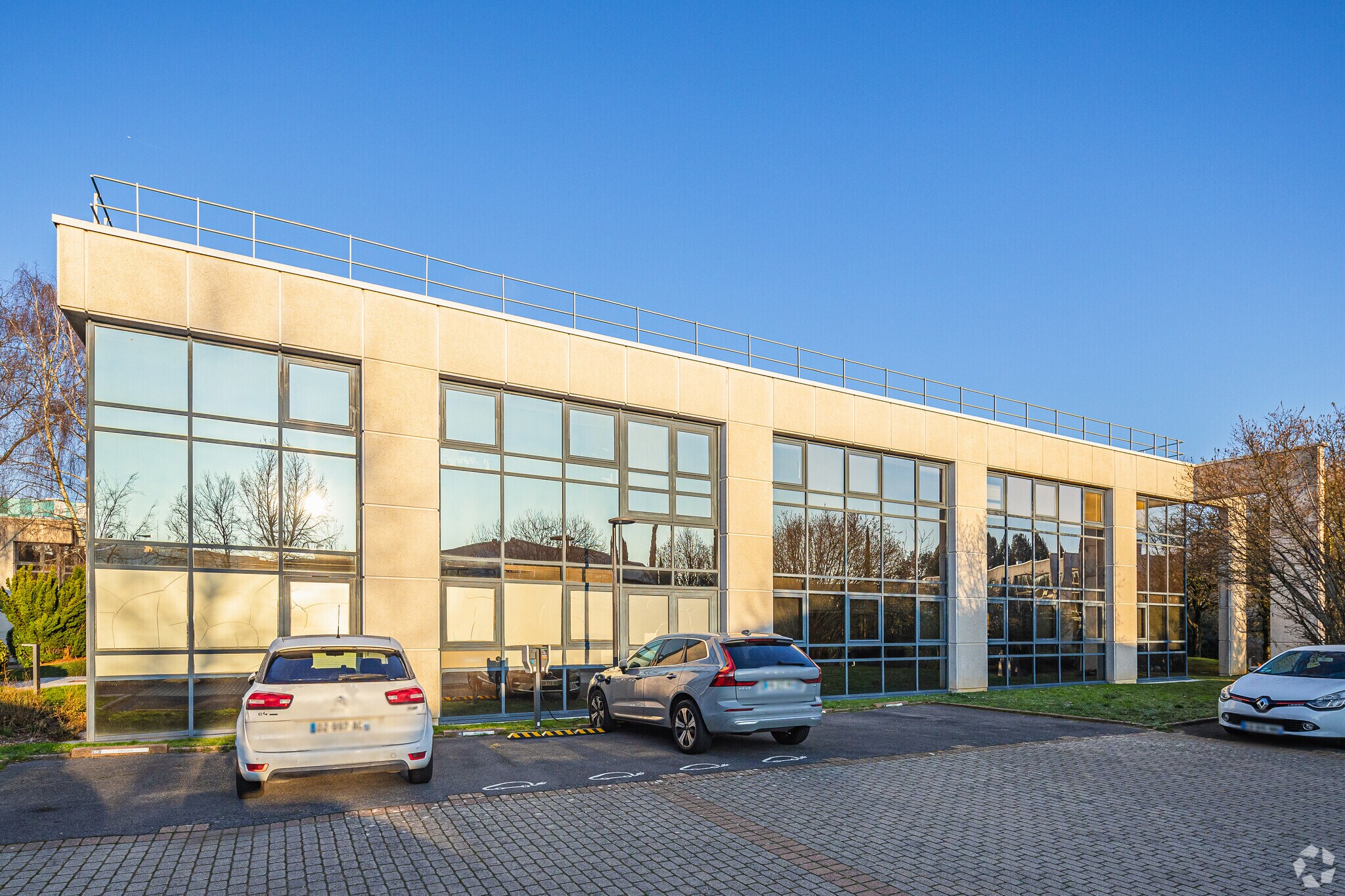 2 Parc Ariane, Guyancourt to rent Primary Photo- Image 1 of 4