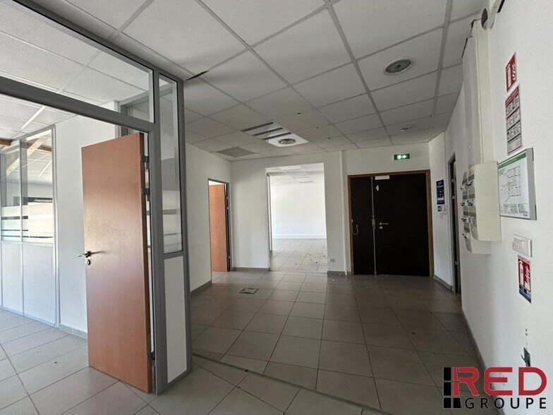 Office in Le Tholonet for sale - Interior Photo - Image 3 of 9