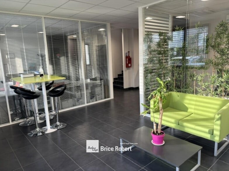 Light Industrial in Vaulx-en-Velin to rent - Interior Photo - Image 3 of 8