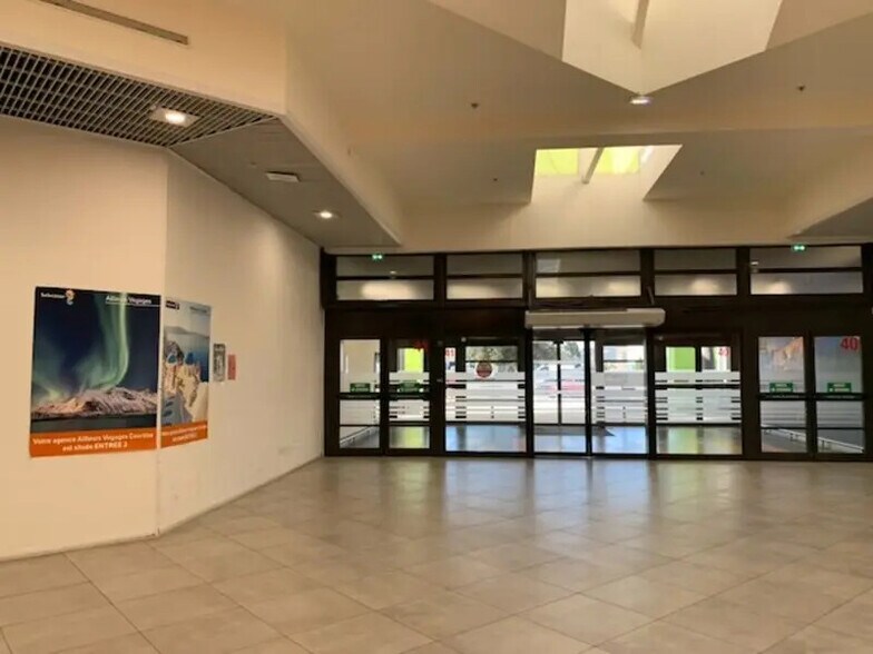 Retail in Avignon for sale - Building Photo - Image 2 of 5