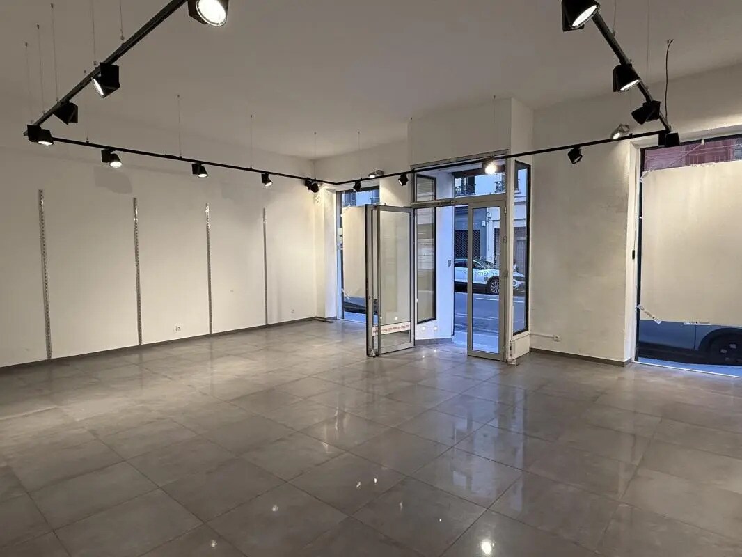 Retail in Lyon to rent Interior Photo- Image 1 of 2