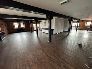 13 Hull Marina Warehouse, Hull to rent Interior Photo- Image 2 of 5