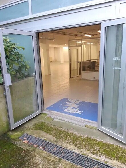 Light Industrial in Le Chesnay-Rocquencourt to rent - Building Photo - Image 2 of 16