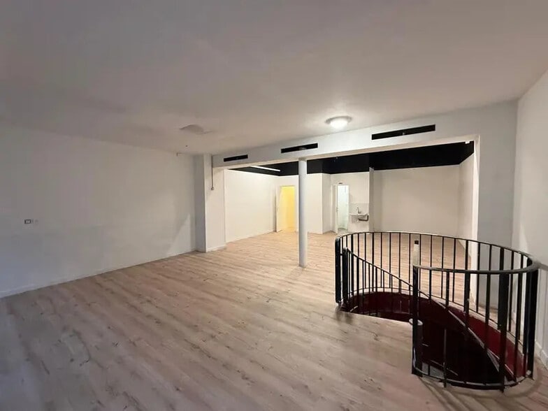 Retail in Paris to rent - Interior Photo - Image 2 of 8