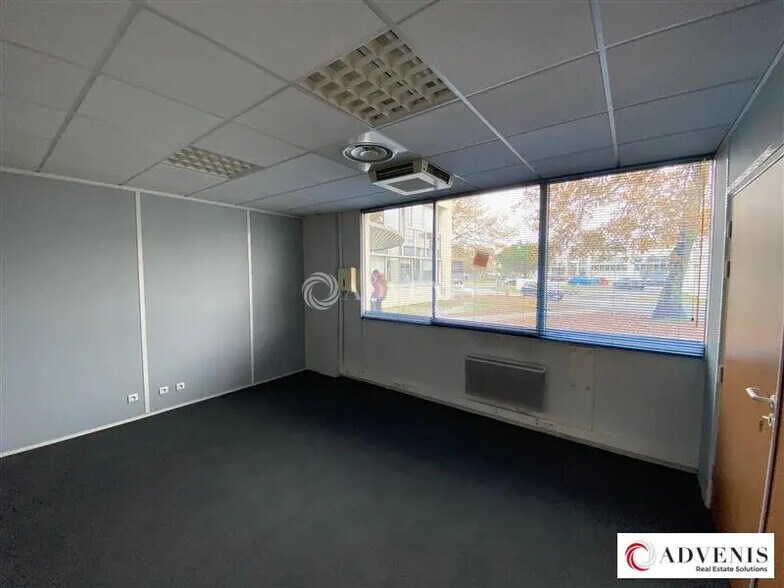 Office in Mérignac to rent - Interior Photo - Image 2 of 11