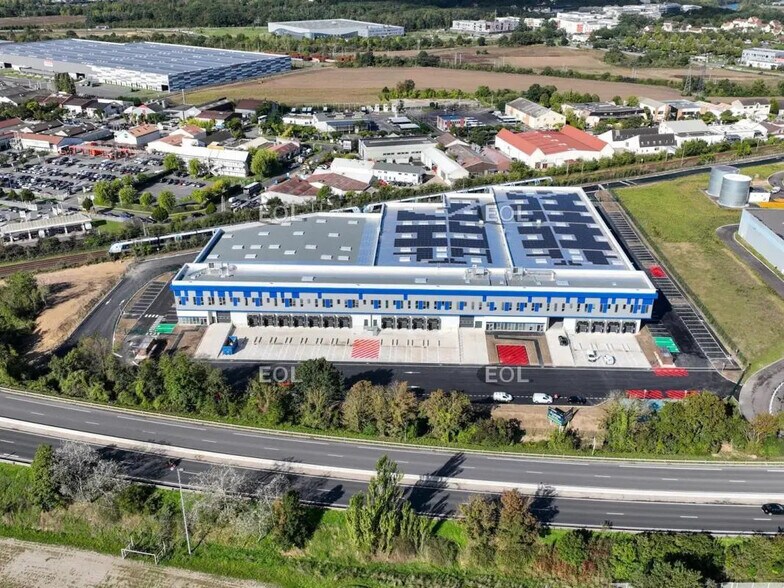 Industrial in Conflans-Sainte-Honorine to rent - Aerial - Image 2 of 12