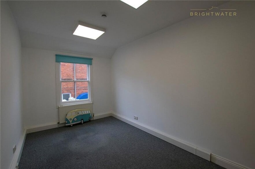 2 Southampton Rd, Ringwood to rent - Building Photo - Image 2 of 19