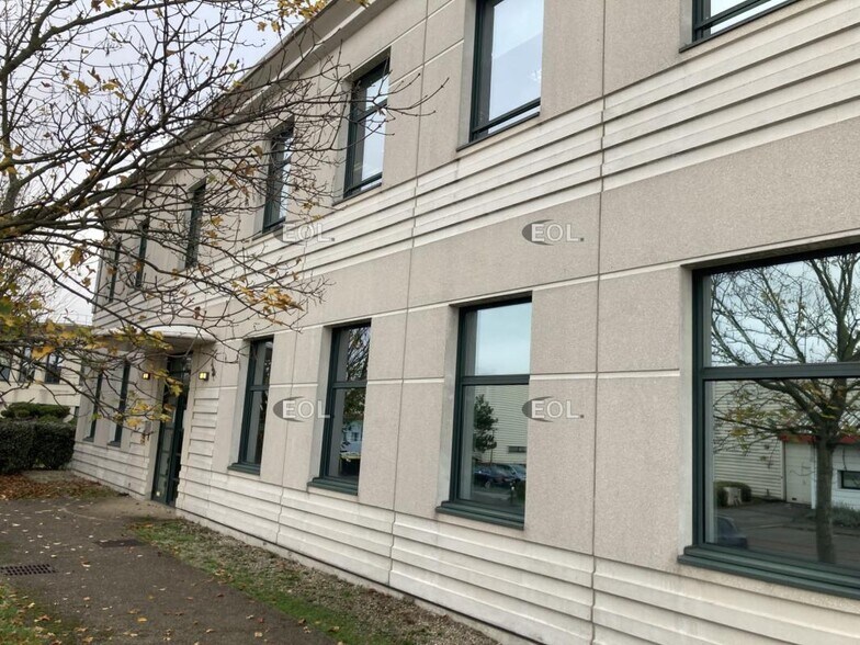 Office in Créteil to rent - Building Photo - Image 2 of 9