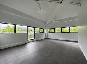 Office in Saint-Denis to rent Building Photo- Image 1 of 7
