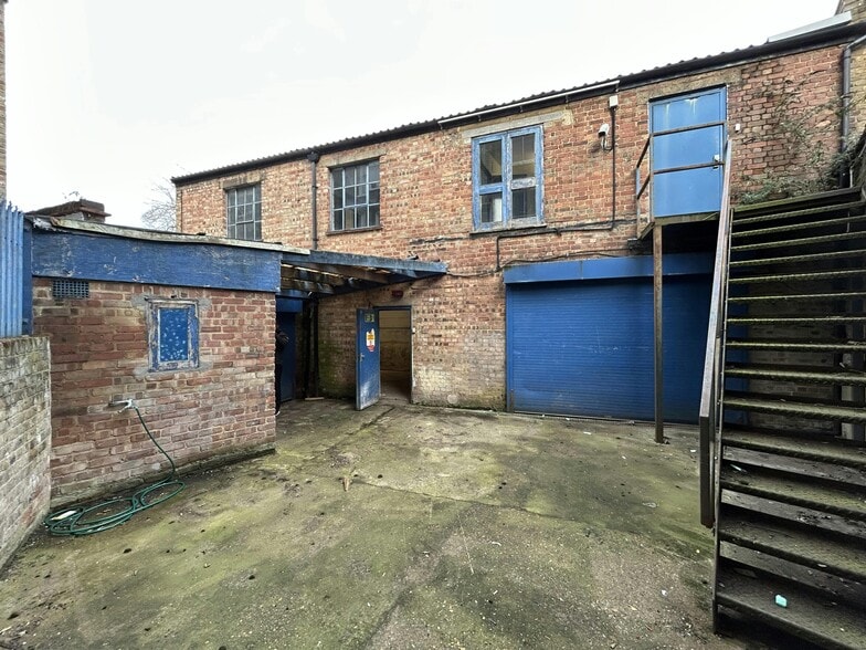 Saltram Crescent, London to rent - Building Photo - Image 1 of 6