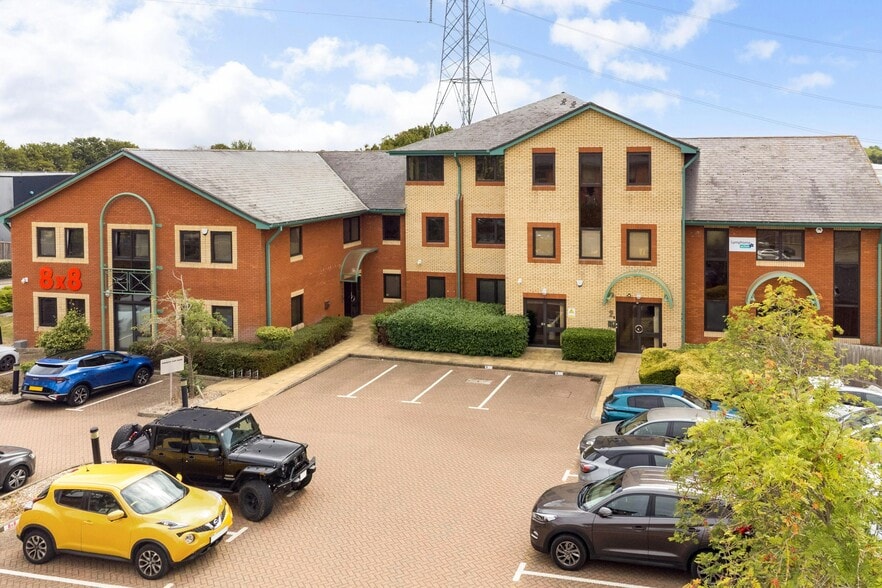 Smeaton Clos, Aylesbury to rent - Building Photo - Image 3 of 16