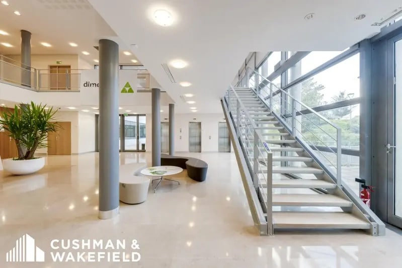 3 Rue Saarinen, Rungis to rent - Lobby - Image 2 of 13