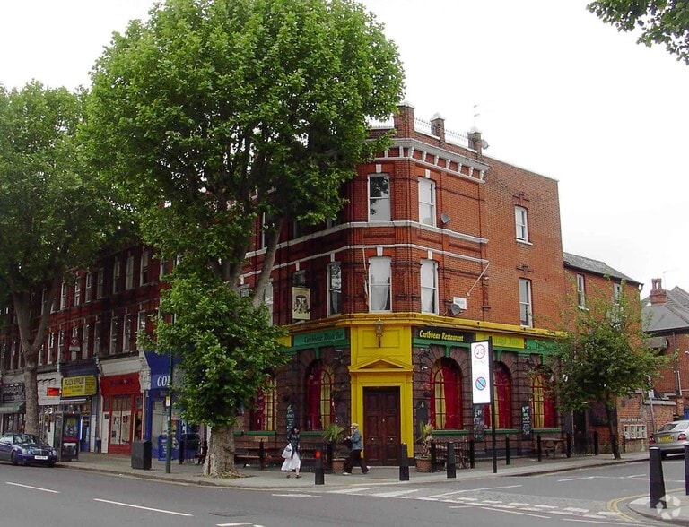 82-84 Cricklewood Broa, London to rent - Building Photo - Image 3 of 6