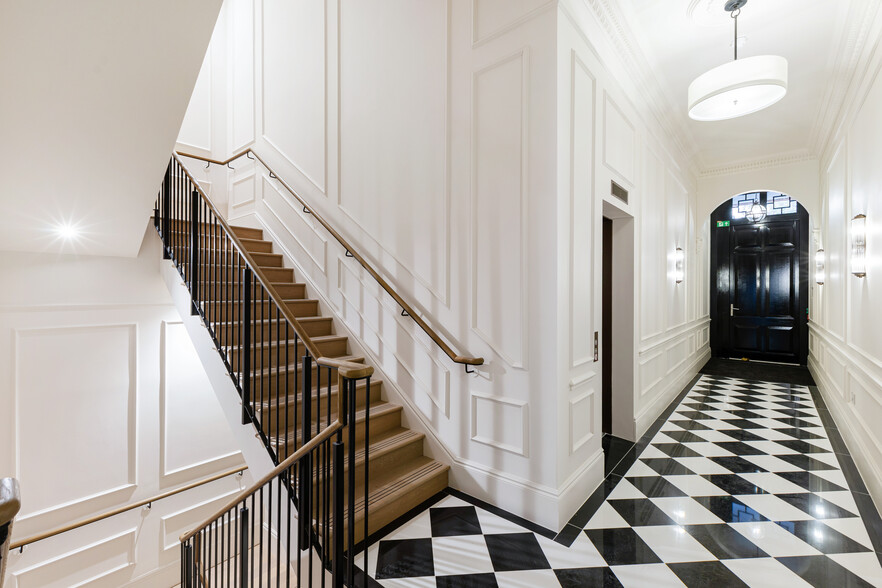 51 Sloane St, London to rent - Building Photo - Image 3 of 5