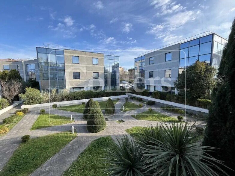 Office in Aix-en-Provence to rent - Primary Photo - Image 1 of 7