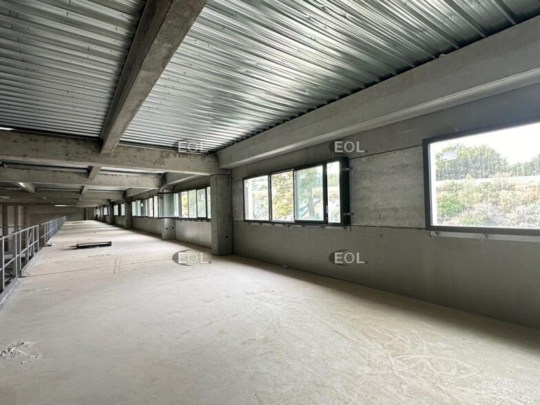 Light Industrial in La Ciotat to rent - Interior Photo - Image 3 of 8