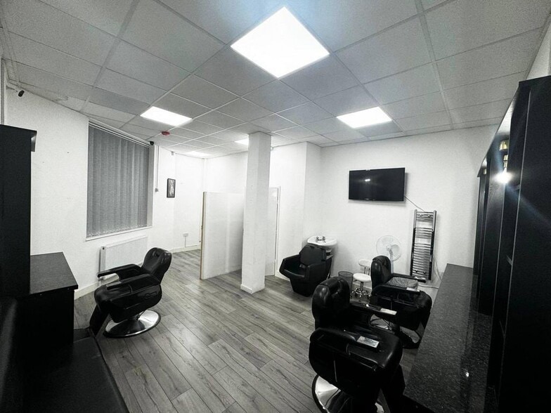 140-146 Dock Rd, Tilbury to rent - Interior Photo - Image 1 of 5